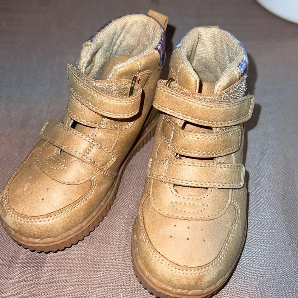 Toddler 8 Osh Kosh high top shoe. Velcro straps. Like new condition. Tan